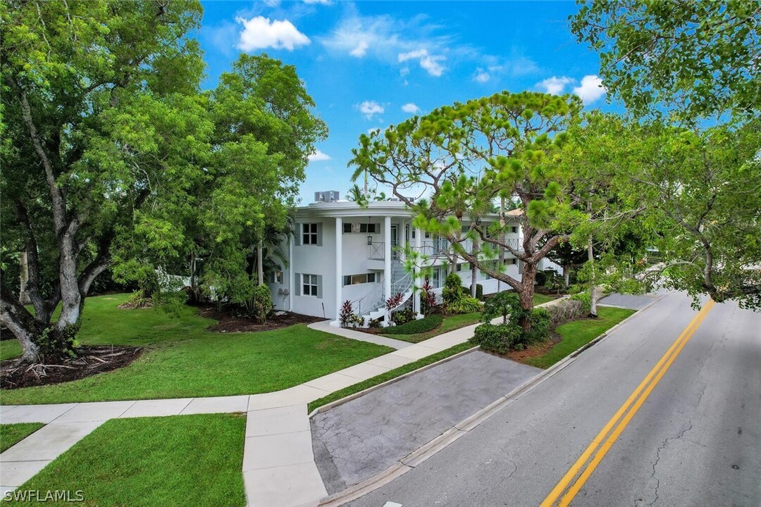 288 2nd St S in Naples, FL - Building Photo