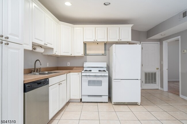 250 High St in Nutley, NJ - Building Photo - Building Photo