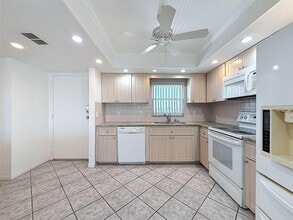 4550 Cove Cir in St. Petersburg, FL - Building Photo - Building Photo