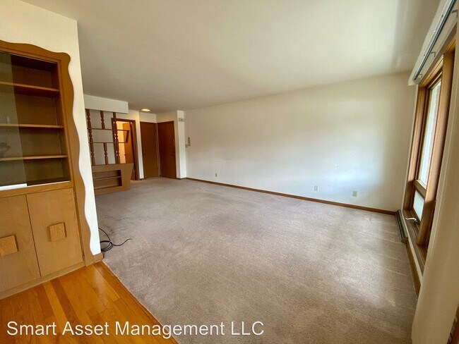 13200 W Bluemound Rd in Elm Grove, WI - Foto de edificio - Building Photo
