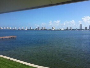 2936 Lake Shore Dr in West Palm Beach, FL - Building Photo - Building Photo