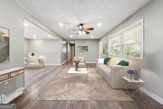 2419 Greenway Dr in Decatur, GA - Building Photo - Building Photo