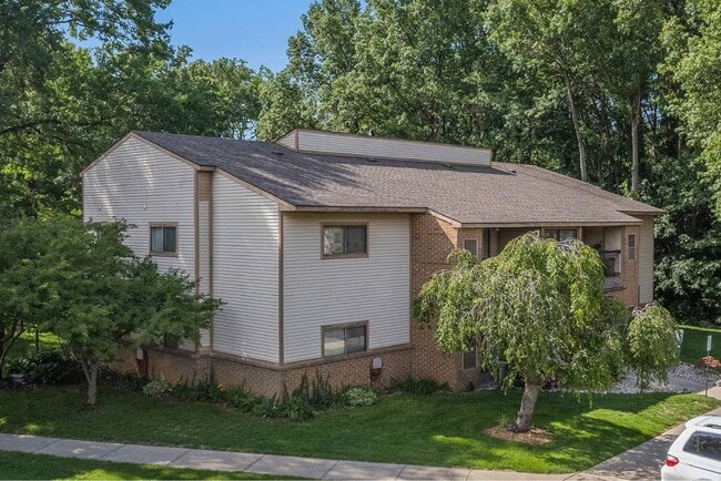 Pine Creek Apartments in Holland, MI - Building Photo - Building Photo