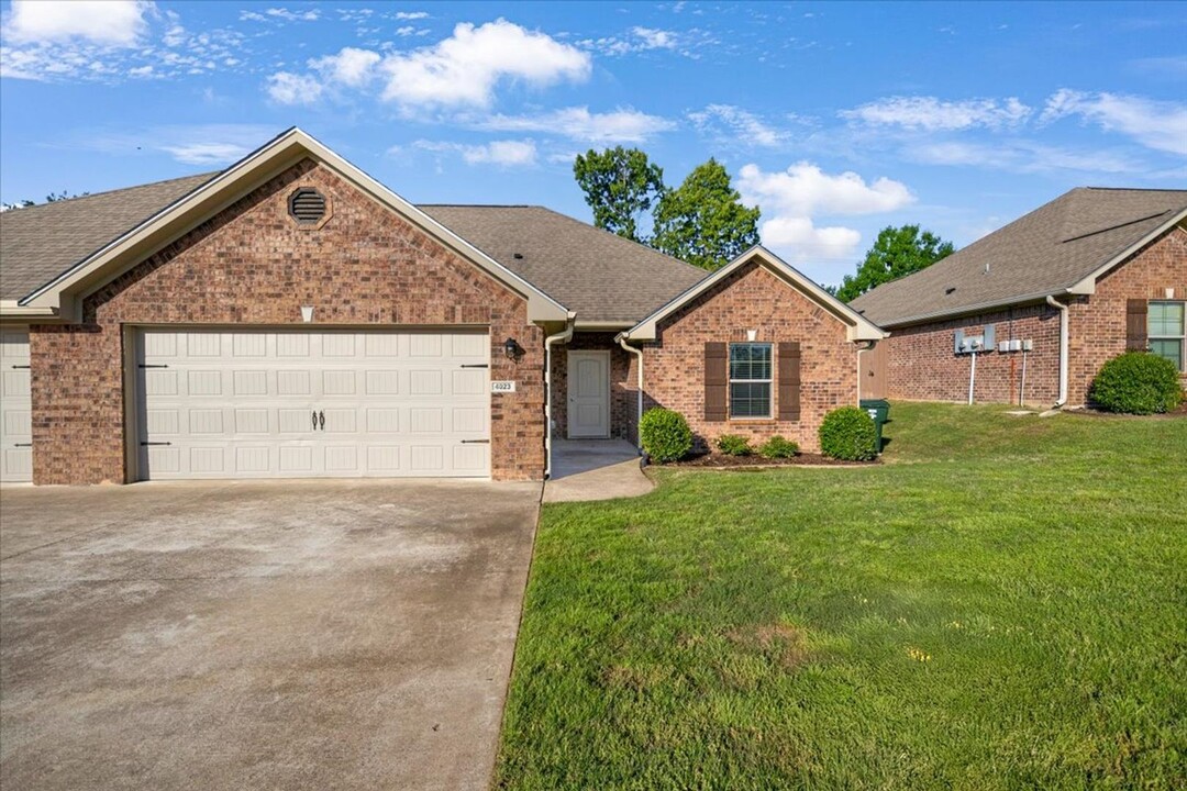 4043 Stonebridge Dr in Tyler, TX - Foto de edificio