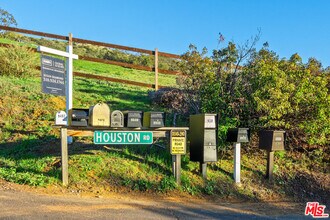 9402 Houston Rd in Malibu, CA - Building Photo - Building Photo