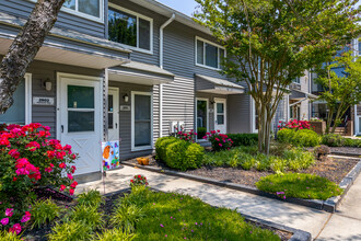 Beacon Pointe Apartments and Townhomes in Sparrows Point, MD - Foto de edificio - Building Photo