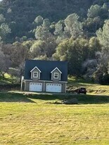 43022 Apache Rnch Rd in Ahwahnee, CA - Building Photo