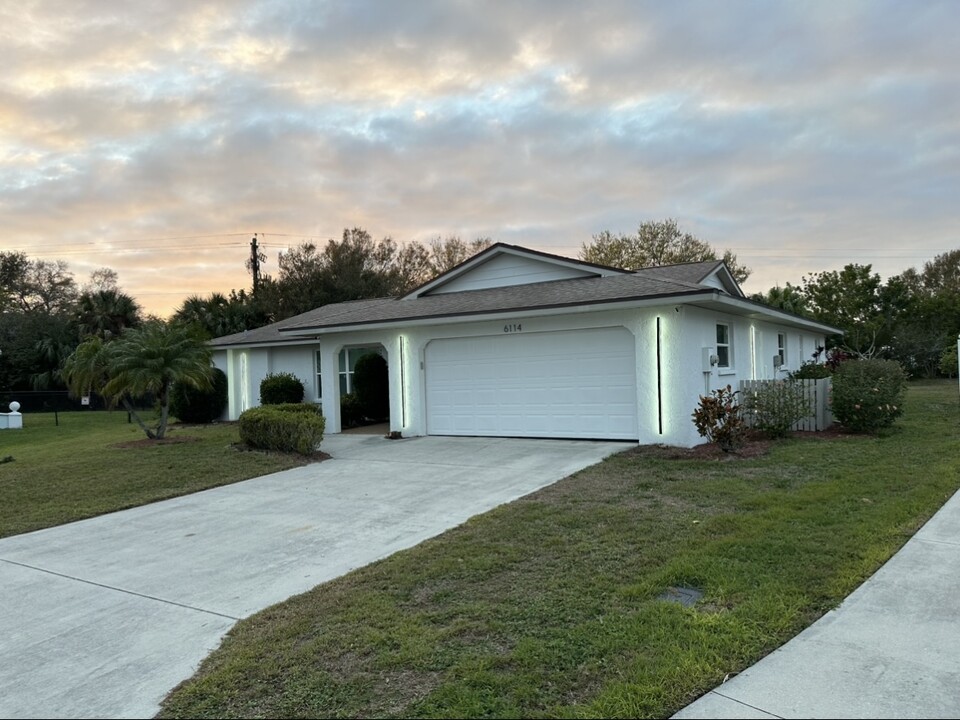 6114 Approach Ln in Sarasota, FL - Foto de edificio