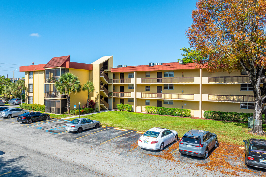 Foxcroft Condominiums in Miramar, FL - Building Photo