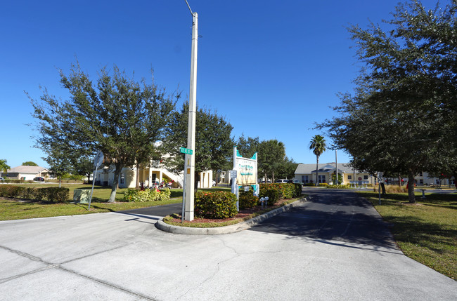 Coral Village Apartments in Cape Coral, FL - Foto de edificio - Building Photo