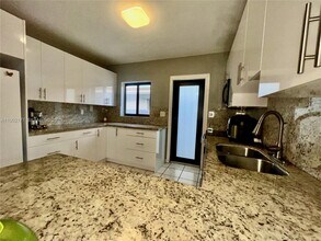 3297 SW 26th St in Miami, FL - Building Photo - Building Photo