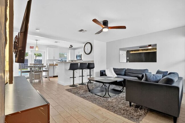 6660 Custer St in Hollywood, FL - Building Photo - Building Photo