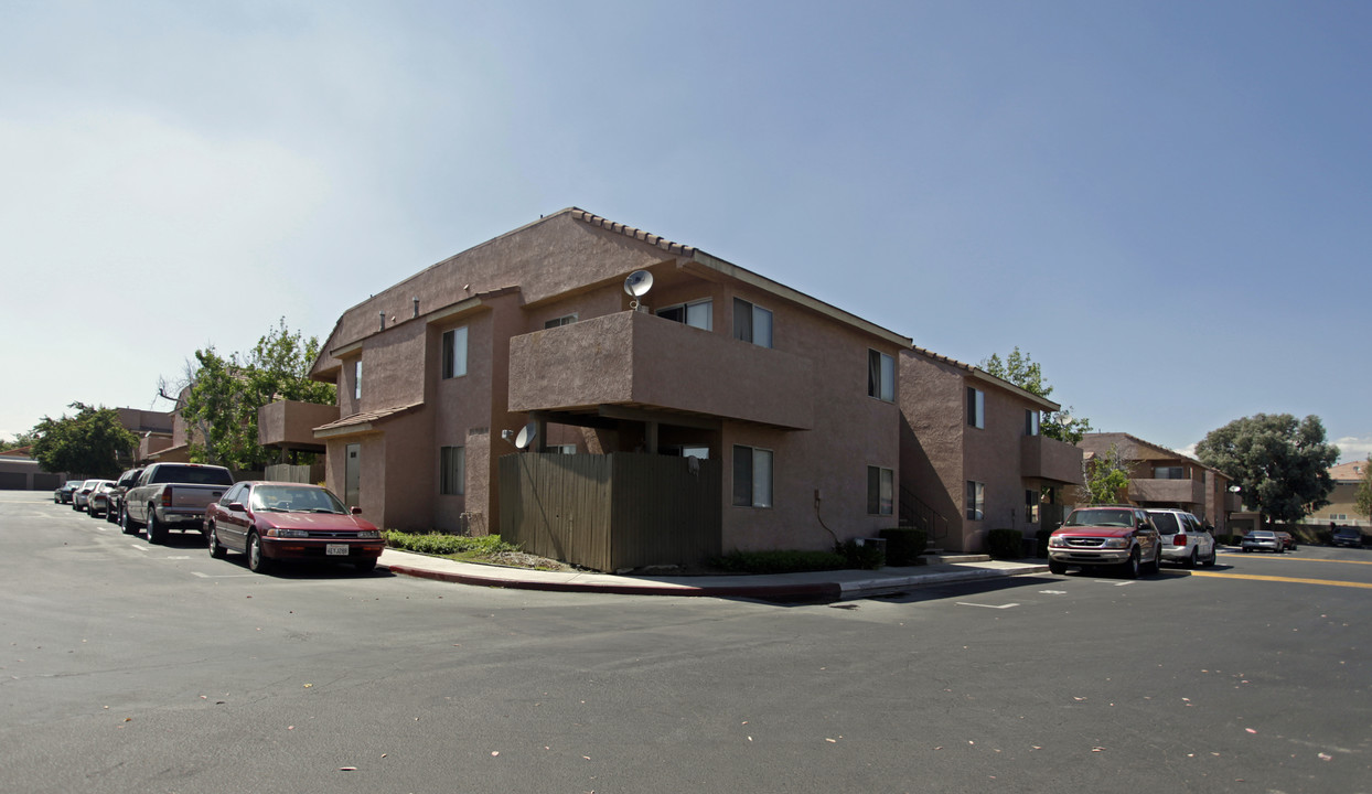 Spring Creek Apartment in Rialto, CA - Foto de edificio