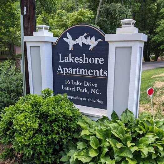 Lakeshore Apartments in Hendersonville, NC - Building Photo - Building Photo