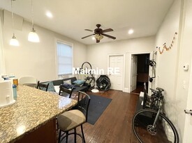 719 Parker St, Unit 2 Apartamentos