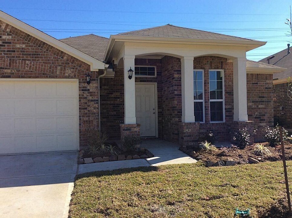 1402 Squire Dr in Baytown, TX - Foto de edificio