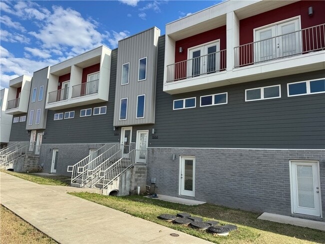 property at 1512 S Razorback Rd