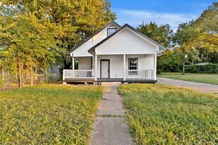 323 W Cherry St in Sherman, TX - Building Photo