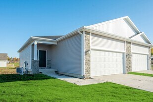 805 E Trace Way in Polk City, IA - Building Photo