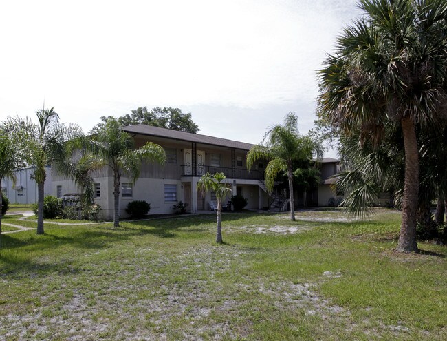 121 Bryan Ave in Titusville, FL - Foto de edificio - Building Photo