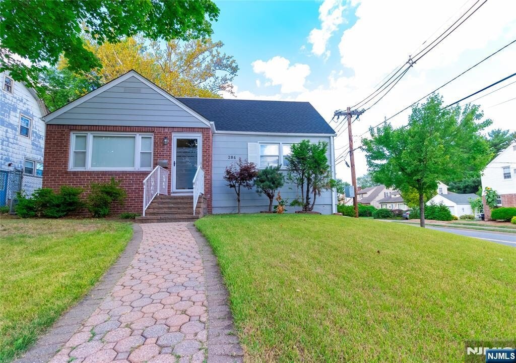 284 Continental Ave in River Edge, NJ - Building Photo