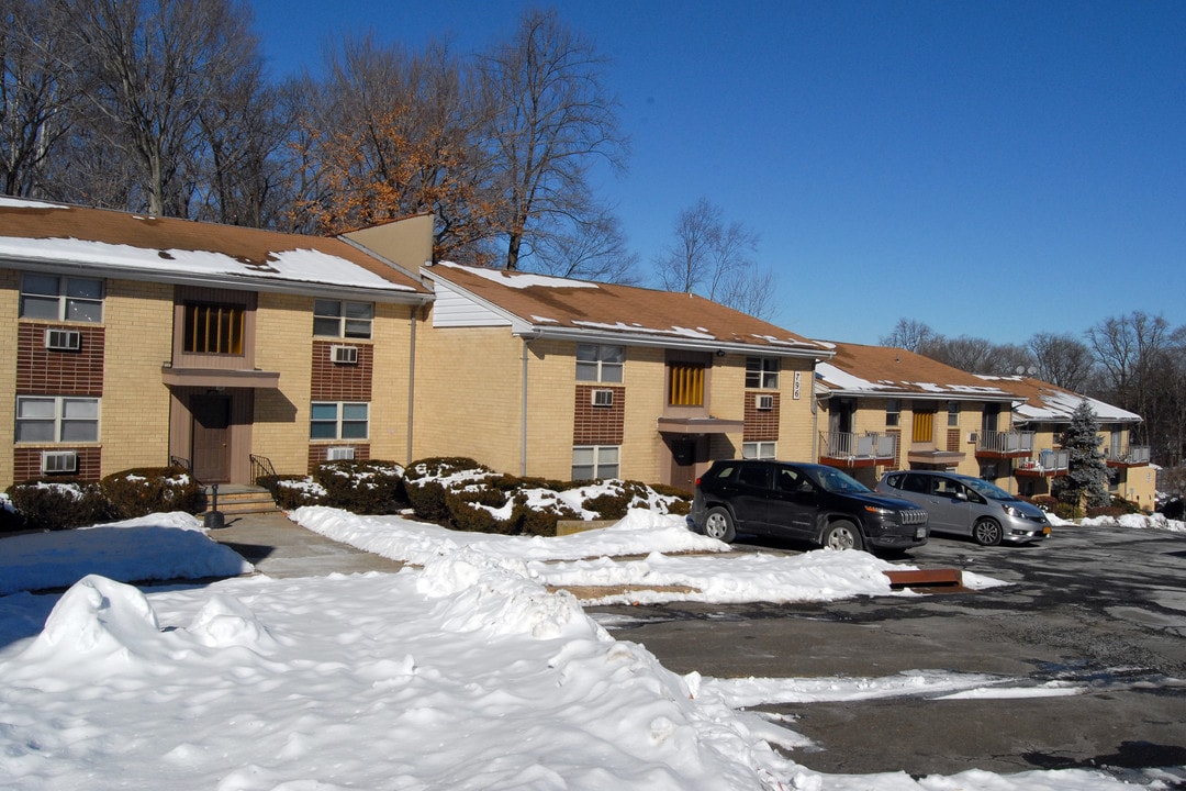 Burgundy Gardens Apartments in Valley Cottage, NY - Building Photo