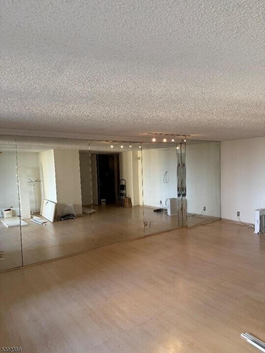 300 Winston Dr in Cliffside Park, NJ - Building Photo