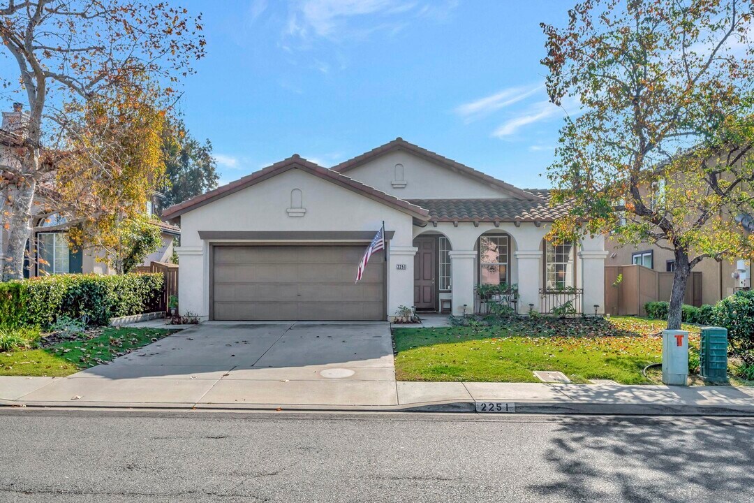 2251 Paseo Saucedal in Carlsbad, CA - Foto de edificio