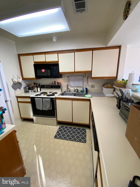 5821 Inman Park Cir-Unit -110 in Rockville, MD - Foto de edificio