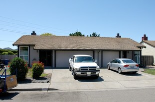 108 Bond Ave in Petaluma, CA - Building Photo