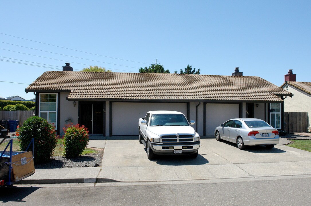 108 Bond Ave in Petaluma, CA - Foto de edificio