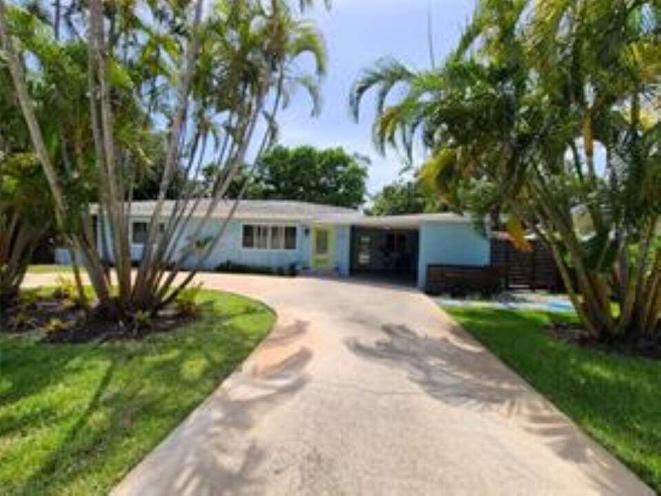 2741 NE 16th Ave in Wilton Manors, FL - Building Photo