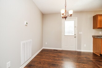 2055 Gardendale Dr in Murfreesboro, TN - Foto de edificio - Building Photo