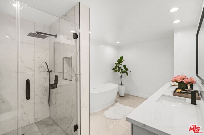 339 N Palm Dr in Beverly Hills, CA - Building Photo - Building Photo