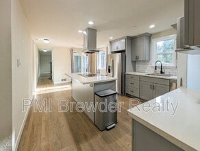 7 E McGill Ave in Everett, WA - Building Photo - Building Photo