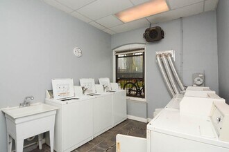 645 W Barry Ave, Unit A01C in Chicago, IL - Foto de edificio - Building Photo