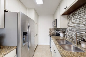 5757 Martel Ave, Unit A12 in Dallas, TX - Foto de edificio - Building Photo