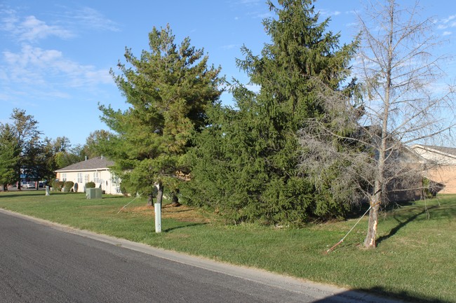 Plaza Garden Apartments in Highland, IL - Building Photo - Building Photo