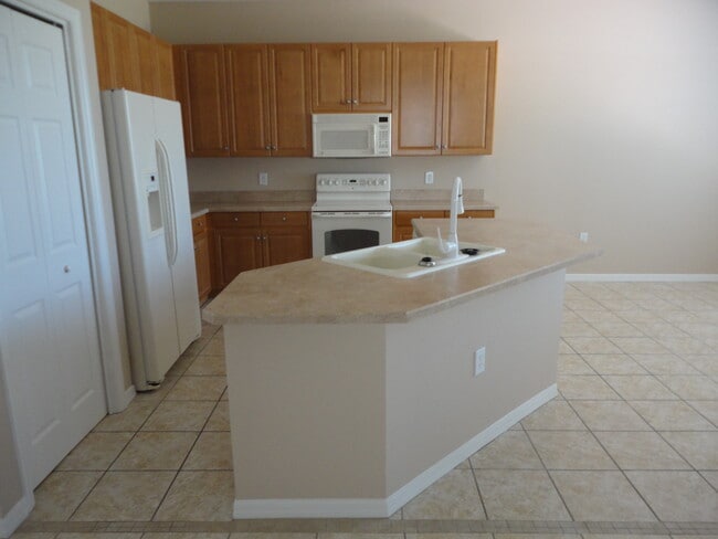 5917 Wedgefield Dr in Zephyrhills, FL - Foto de edificio - Building Photo