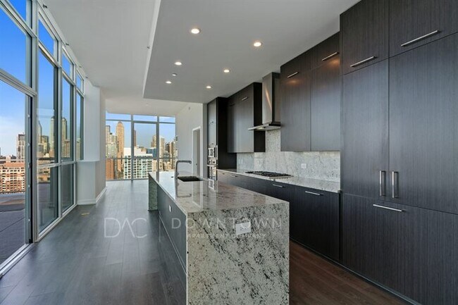 401 W Superior St-Unit -PH in Chicago, IL - Building Photo - Building Photo