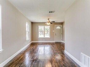 8121 W Elizabeth Ln in Fort Worth, TX - Building Photo - Building Photo