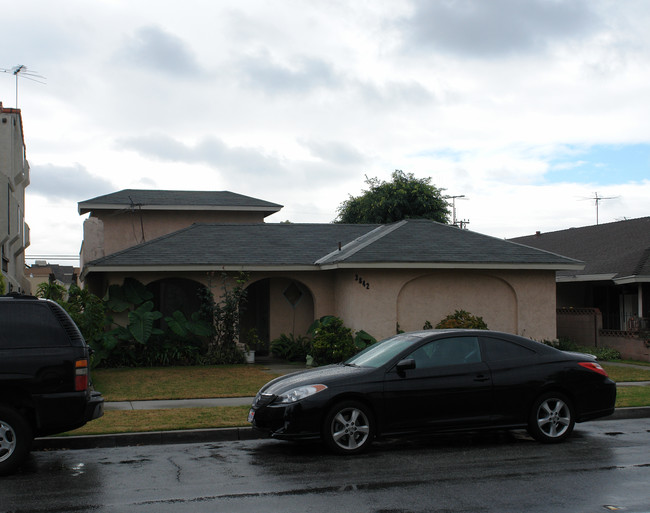 3842 Green Ave in Los Alamitos, CA - Foto de edificio - Building Photo