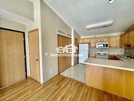 5924 Sutton Pl in Urbandale, IA - Building Photo