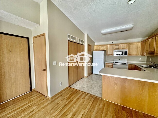 5924 Sutton Pl in Urbandale, IA - Building Photo - Building Photo