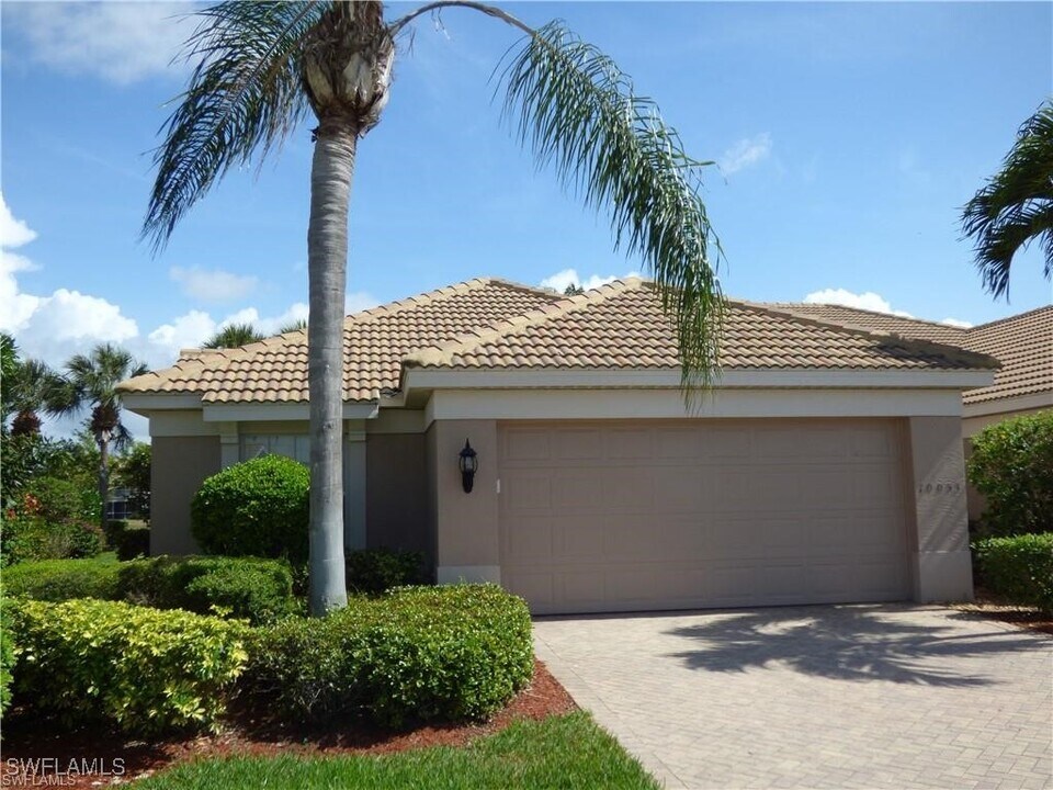 10053 Majestic Ave in Ft. Myers, FL - Foto de edificio