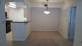 22 Waterfall Dr, Unit L in Canton, MA - Foto de edificio - Building Photo