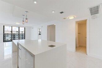 5701 Collins Ave, Unit 1611 in Miami Beach, FL - Building Photo - Building Photo