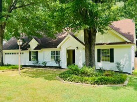 2212 Howard Rd in Germantown, TN - Building Photo