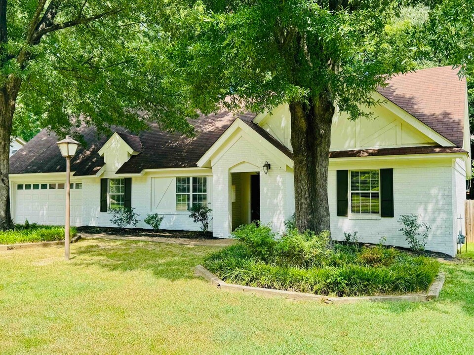 2212 Howard Rd in Germantown, TN - Building Photo