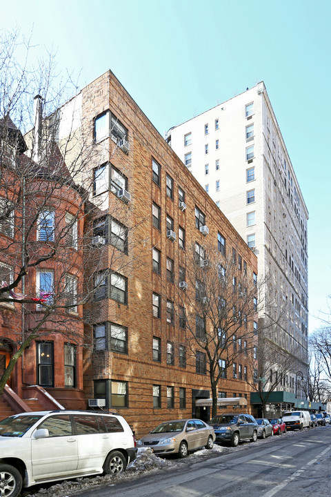 320 W 90th St in New York, NY - Building Photo